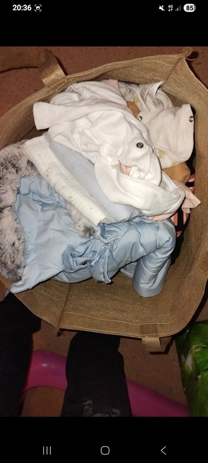 Vend trois sac d'affaires bébé fille 1/3 mois.