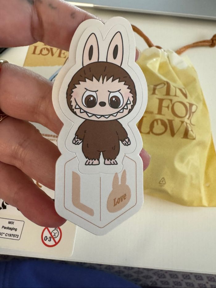 Labubu pin for love L