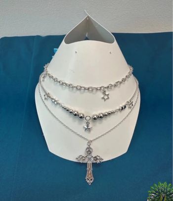 Joli ensemble collier croix et étoiles argenté