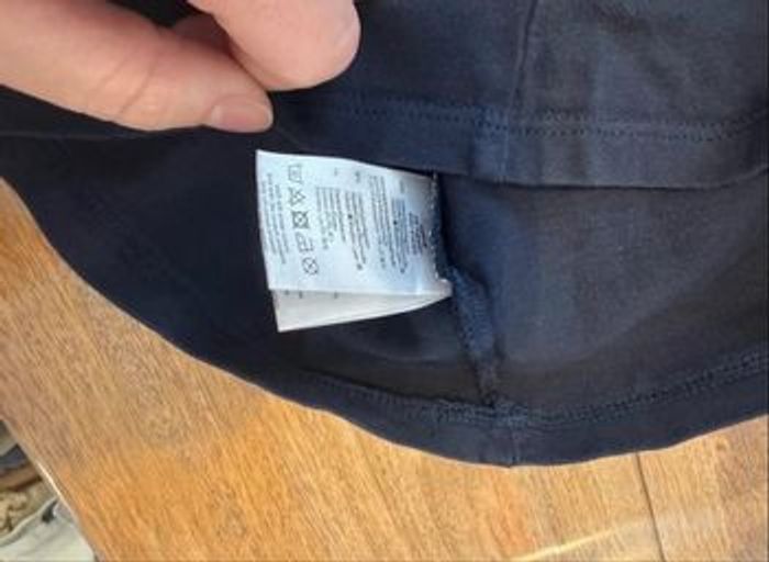 TEE shirt manches longues Hugo boss taille 2 ans excellent état - photo numéro 2