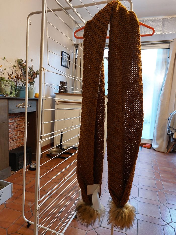 Echarpe marron a pompons