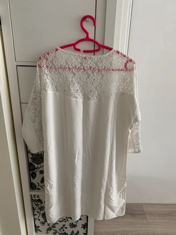 Robe blanche dentelle sur le haut et les bras