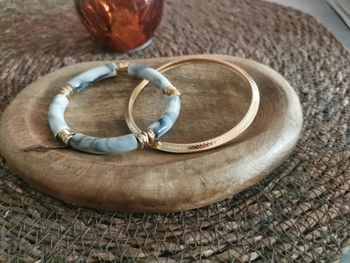 Duo de bracelet doré et perle grise