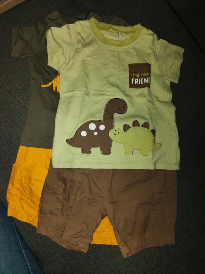 Ensemble t-shirts et shorts