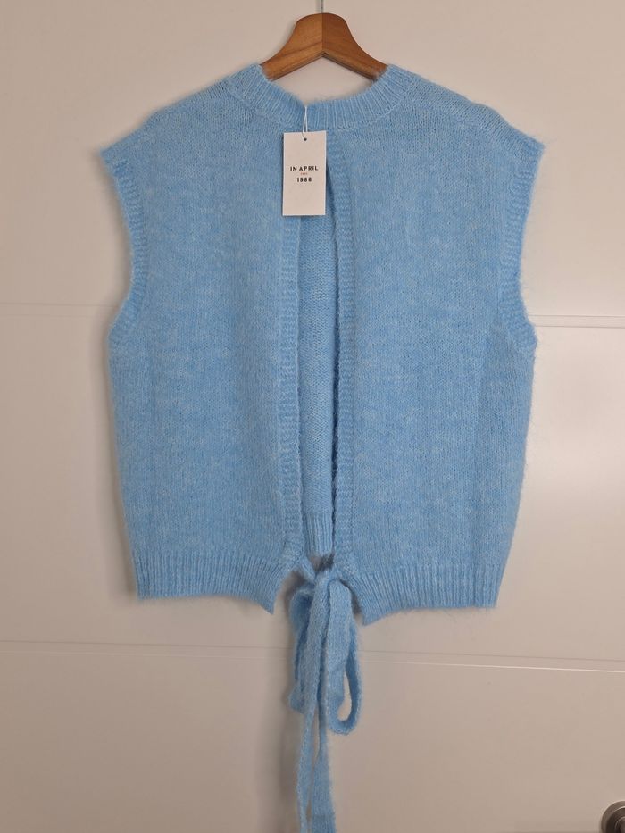 Pull sans manche dos nu In April 1986 - photo numéro 3