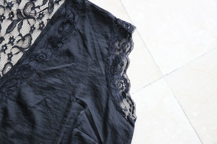 Kiabi - Blouse satinée avec dentelle - noir - photo numéro 5