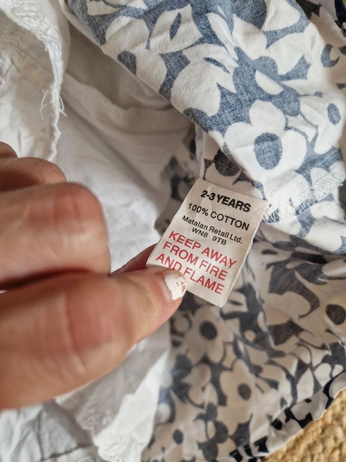 Superbe robe a fleurs marine, blanche et rouge idéale Cérémonie 🐇2 / 3 ans🐇 - photo numéro 6