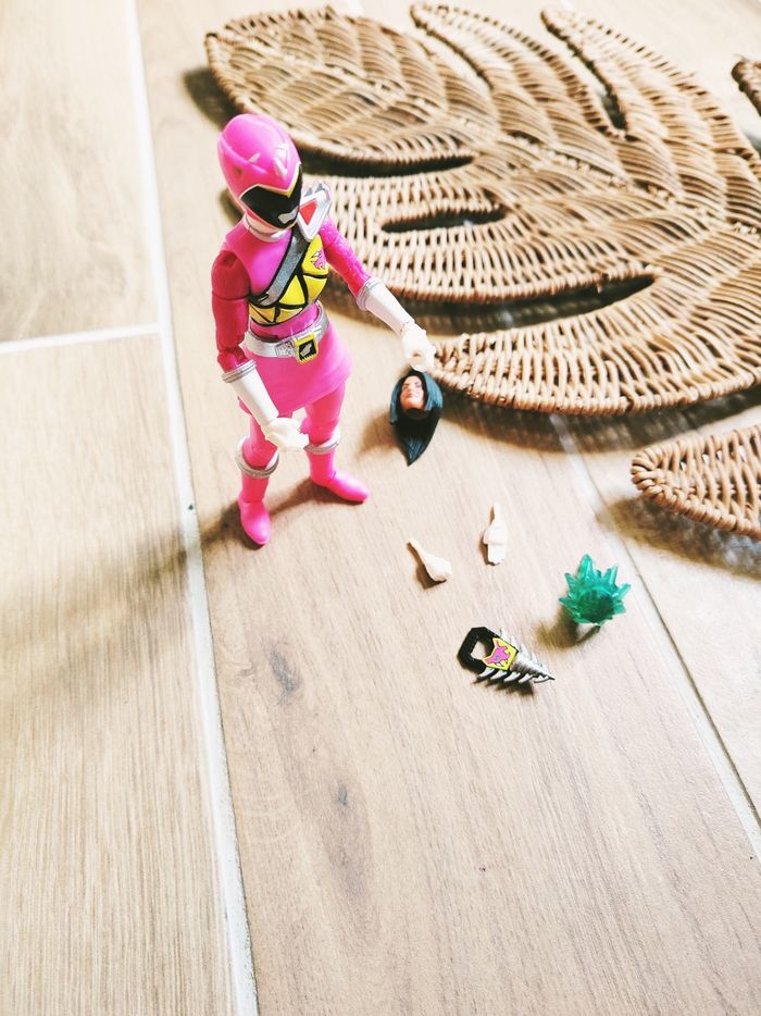 🙅 Power rangers dino charge lightning collection figurine du ranger rose avec ses accessoires marque Hasbro - photo numéro 3