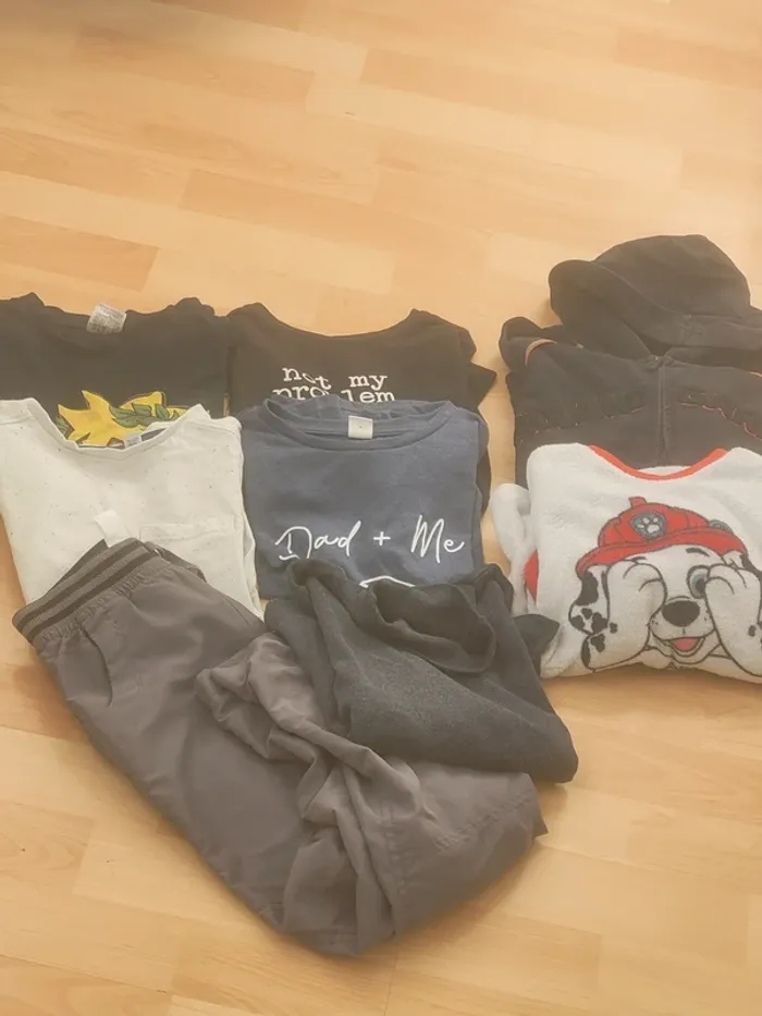 Lot garçon 6ans thsirt,gilet,pull,pantalon