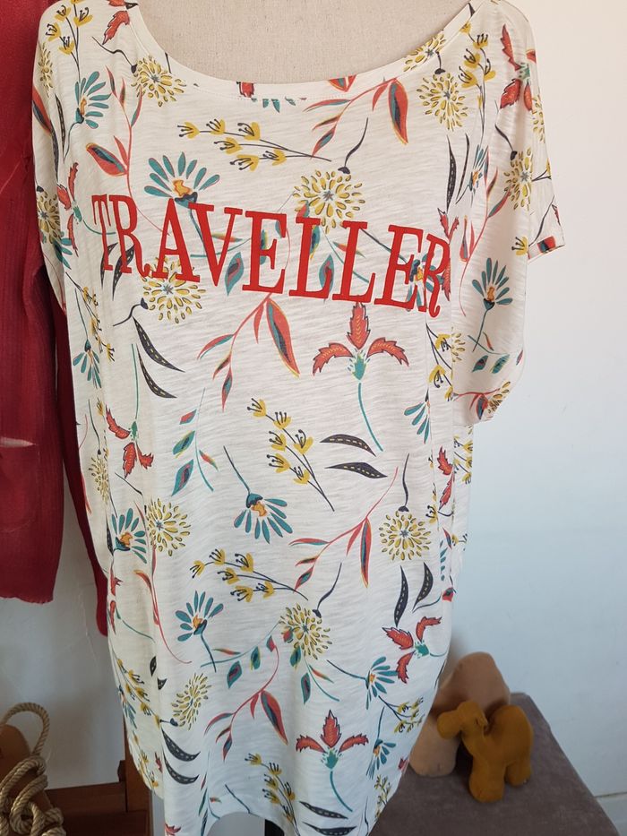 T-shirt femme blanc cassé motif floral multicolore. S.Oliver. T42, 61cm aux aisselles, 67cm de haut. - photo numéro 2
