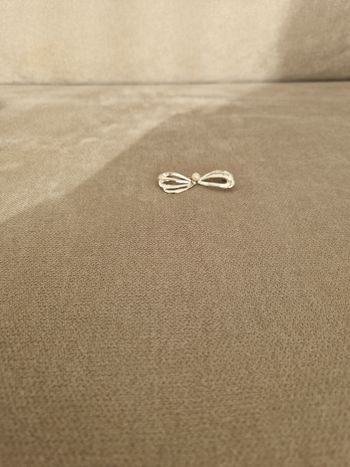 Broche argentée vintage avec sa perle