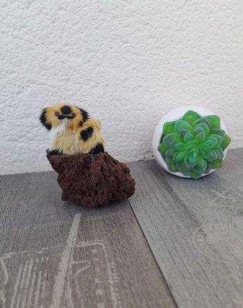 Figurine sur pierre volcanique d'Auvergne