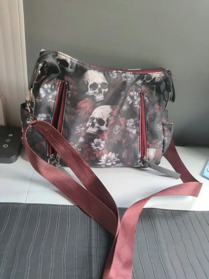 Sac à main gothique dark romance noir blanc bordeau crâne et fleurs - photo numéro 9