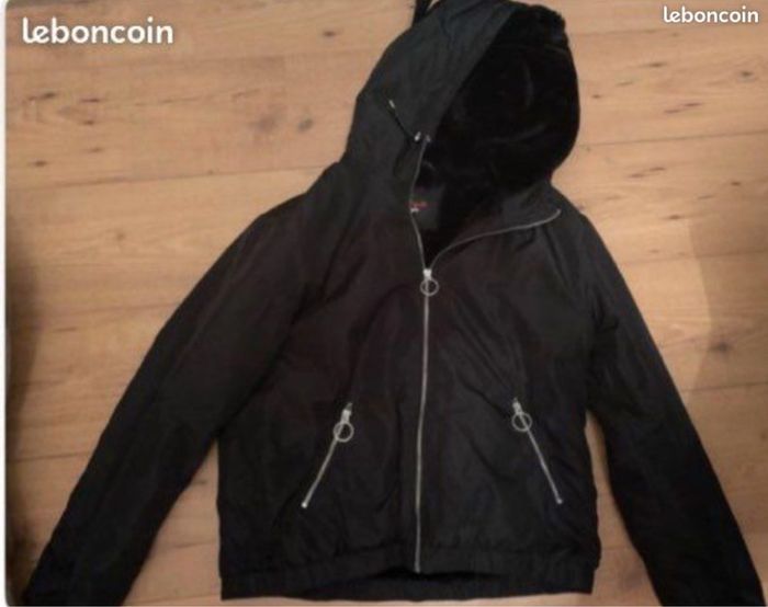 Blouson noir Jennyfer taille M  Avec capuche