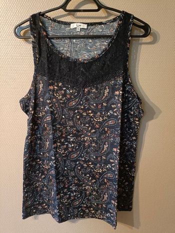 Débardeur bleu motif fleuri dentelle