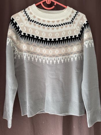 Pull gris avec motif