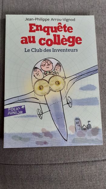 Livre poche enquête au collège