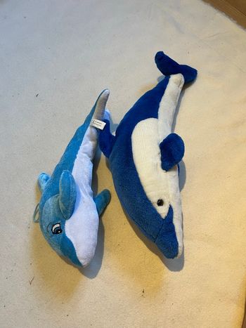 2 dauphins peluches 