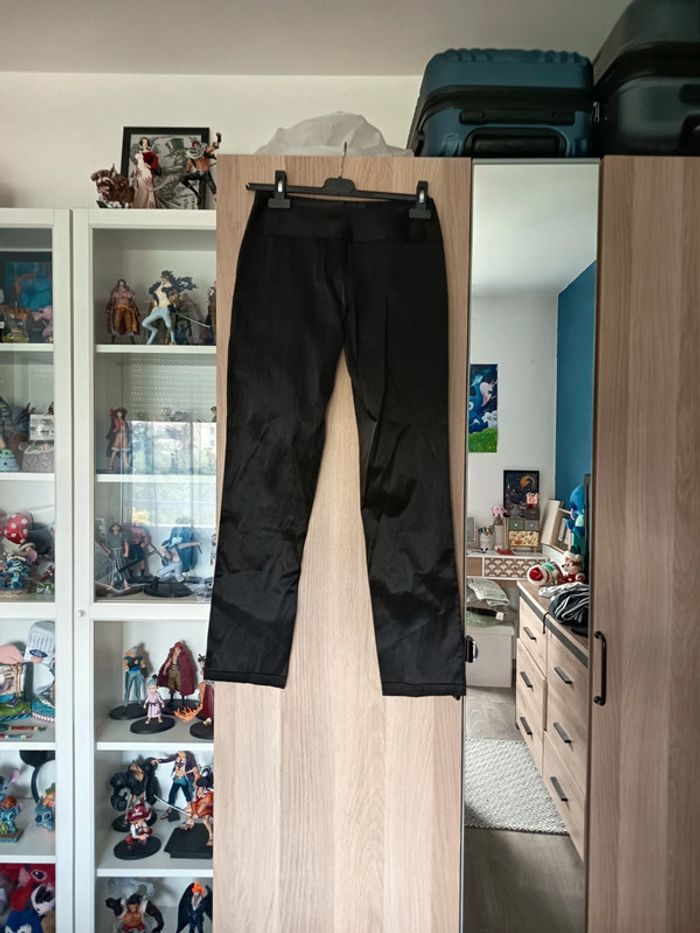 Pantalon droit similicuir noir décoré avec un noeud
avec fermeture éclair - Taille S 36 - photo numéro 4