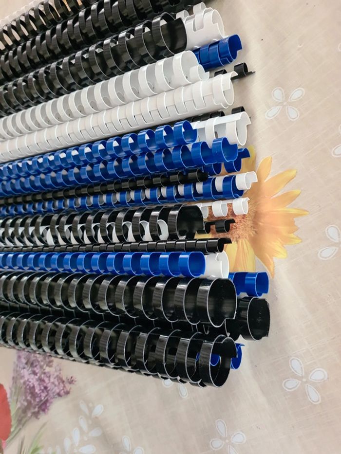 Lot de 45 reliures plastique,et 60 feuilles transparentes - photo numéro 7