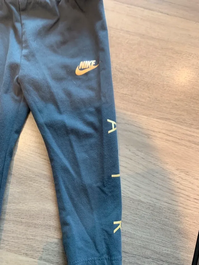 Ensemble survêtement Nike taille 18 mois - photo numéro 2