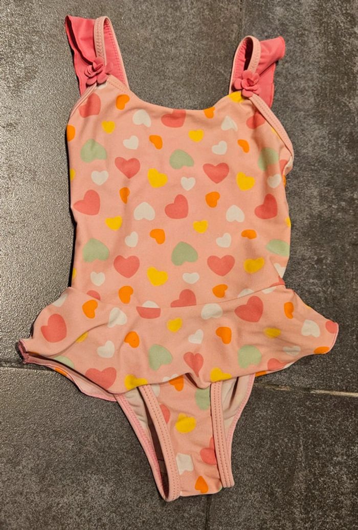 Maillot de bain 1 pièce à volant, rose avec des coeurs et des fleurs. 24 mois