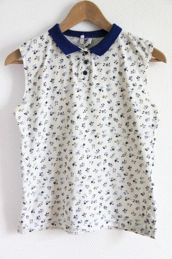 Vintage made in France - top sans manches avec petites fleurs et col polo contrastant bleu roi