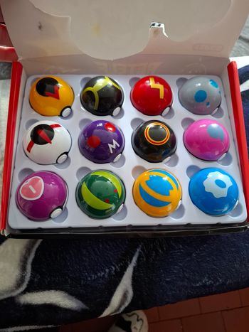 Magnifique lot de 12 pokeball avec figurine 