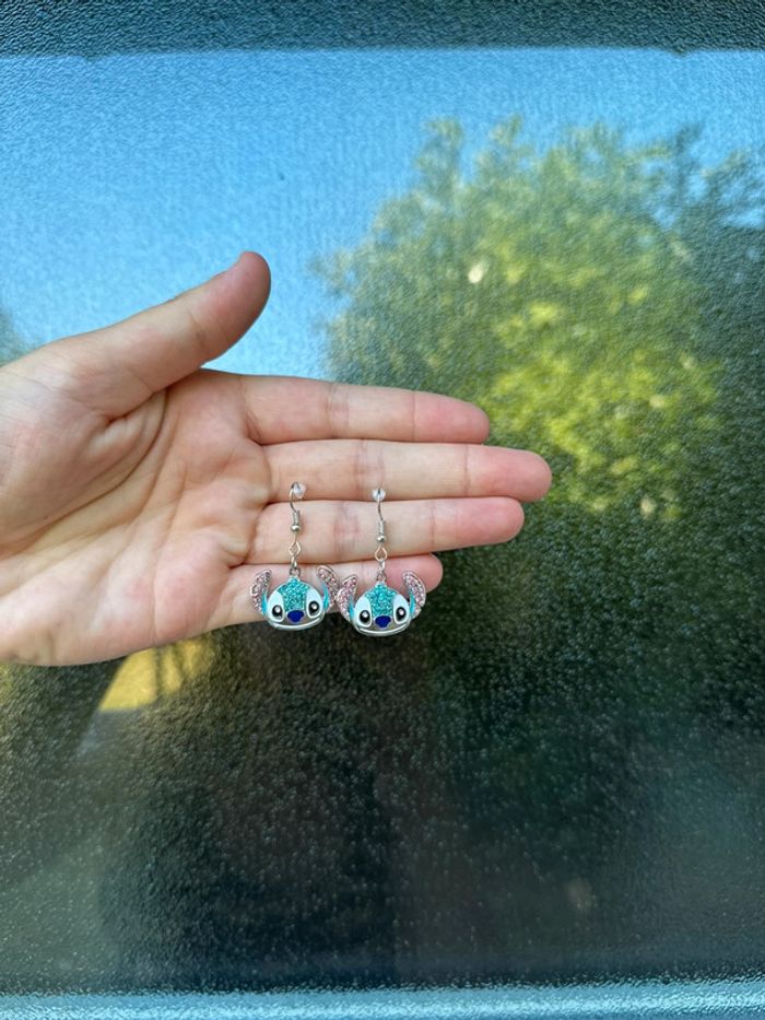 Boucle d’oreille Stitch neuf