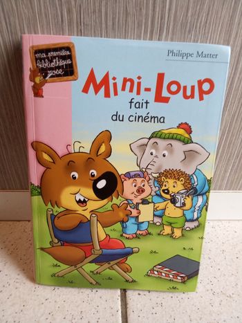 Livre bibliothèque rose mini- loup fait du cinéma