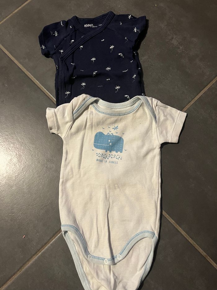 2 bodys manche courte 6 mois