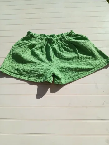 Short vert neuf de taille 12 ans
