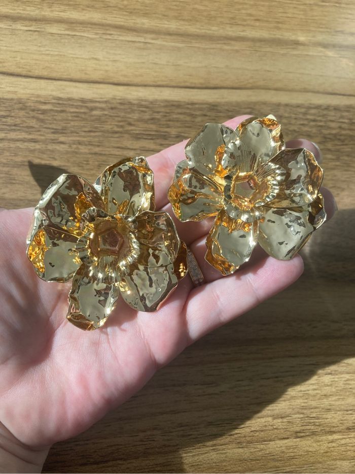 Boucles d’oreilles NEUVES pour femme forme de fleurs 🌼 couleur dorée