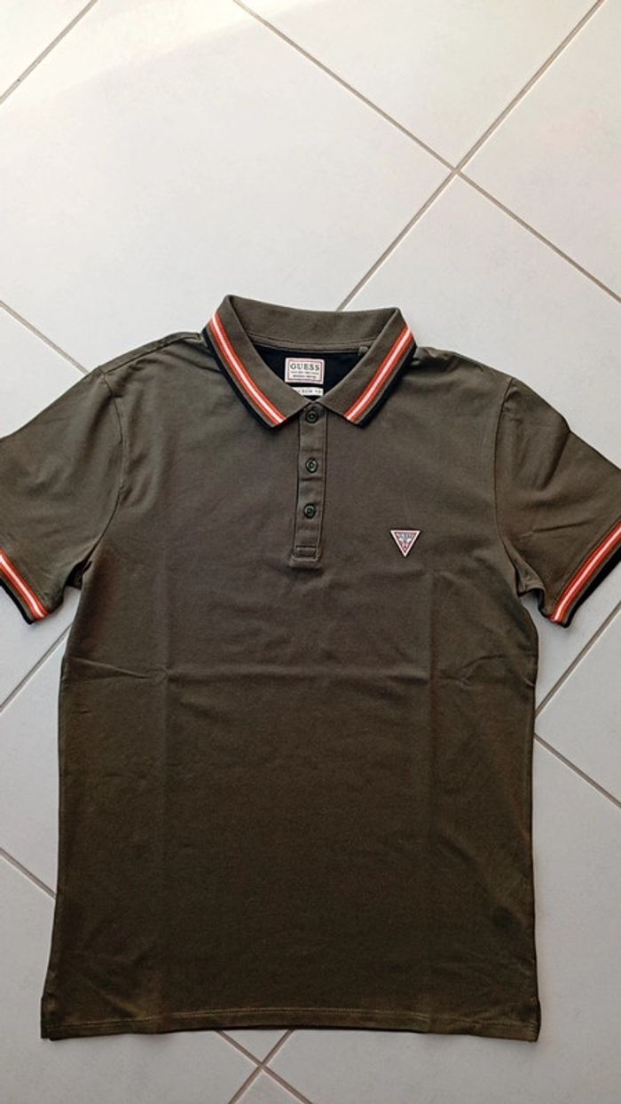 GUESS - beau polo - taille M | kaki et rayures orange au col et manches
