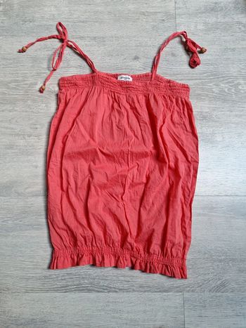 Top débardeur fin rose étiquette de taille coupée mais convient à un XS