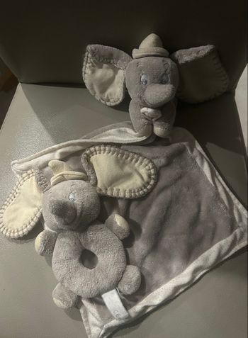 Lot doudou plus hochet bébé bumbo Disney