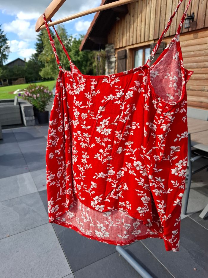 Débardeur rouge avec motif plantes blanches - photo numéro 2