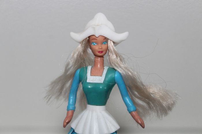 Figurine Barbie Allemande - 1995 - photo numéro 2