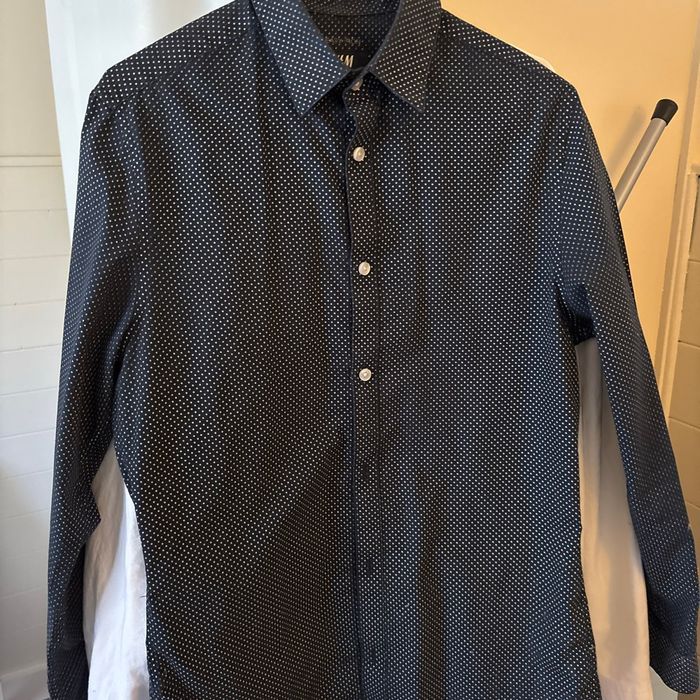 Chemise à pois bleu marine