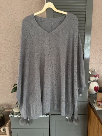 pull cape avec strass et pompons