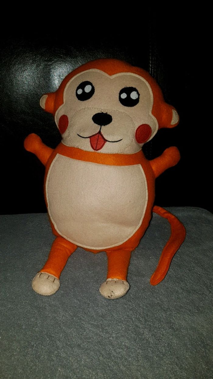Peluche singe en feutrine