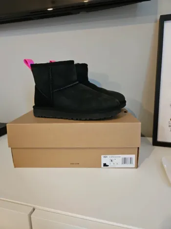 Ugg noire