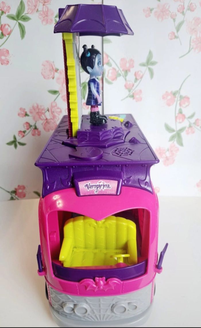 Magnifique Bus Vampirina Rock Disney avec sa petite poupée, le bus fait de la musique et lumières. Très bon état servi deux fois ! Vampirina Disney - photo numéro 5