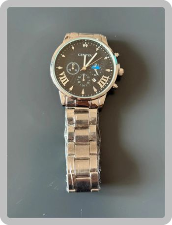 Montre à chaîne argentée à cadran noir