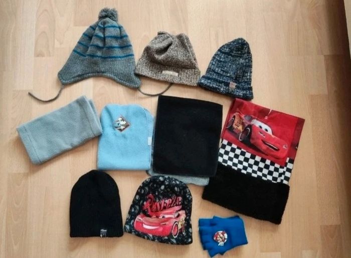 Lot de bonnets, écharpes, tour de cou, mitaines