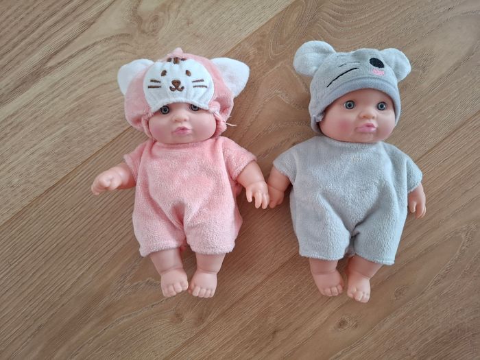2 poupées déguisées