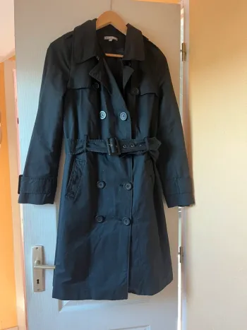 trench-coat noir ici et maintenant