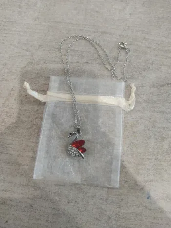 Collier pendentif cygne rouge et argent