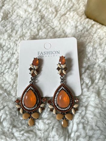 Boucles d'oreilles orange.