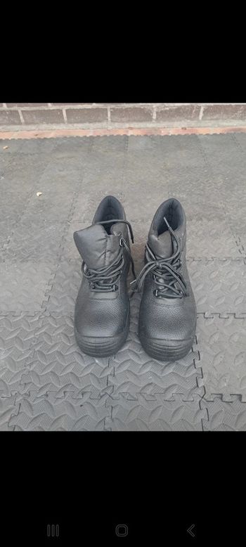 chaussure de sécurité neuve marque ergos taille 38.